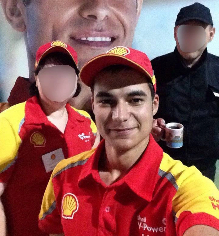 Какое-то время воронежцу пришлось поработать на заправкеИсточник: соцсети