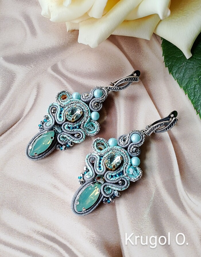 Сутажные серьги с кристаллами СваровскиВ наличии: 3 т Сутажная вышивка, Серьги, Украшение, Ручная работа, Сваровски, Длиннопост, Рукоделие без процесса