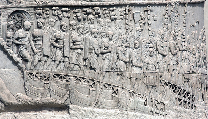 Римские легионы переходят Дунай по понтонному мосту. Рельеф Колонны Траяна.