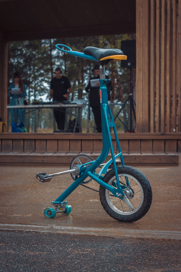 Крайне интересный аппарат - скейт-байк. Кстати, первый патент на такой "велосипед" был зарегистрирован 1981 году, в Корее.