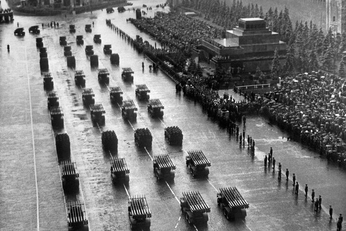 Советские боевые машины реактивной артиллерии «Катюши» проходят по Красной площади во время парада