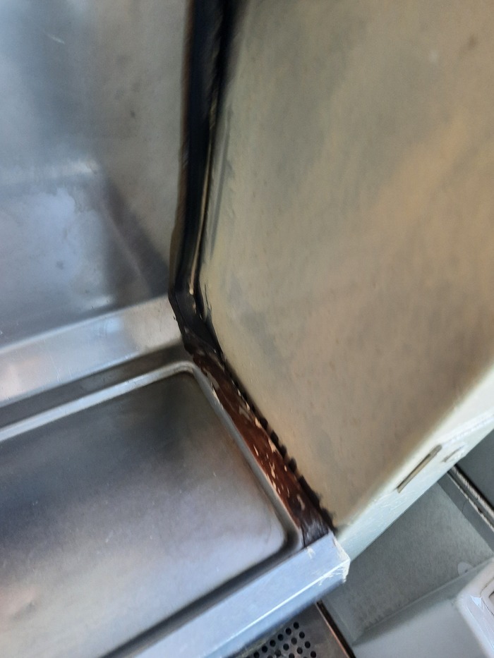 Столик в туалете