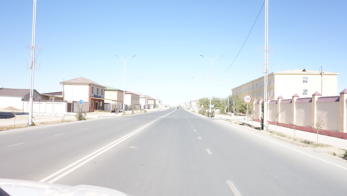 Новый асфальт, новые здания. Муйнак