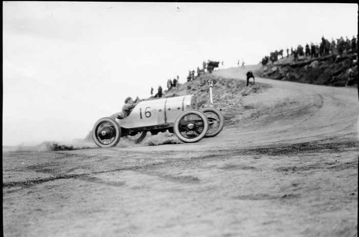 Кадры с самой первой гонки 1916 года. На фото — знаменитый велогонщик Барни Олдфилд за рулём французского Delage.