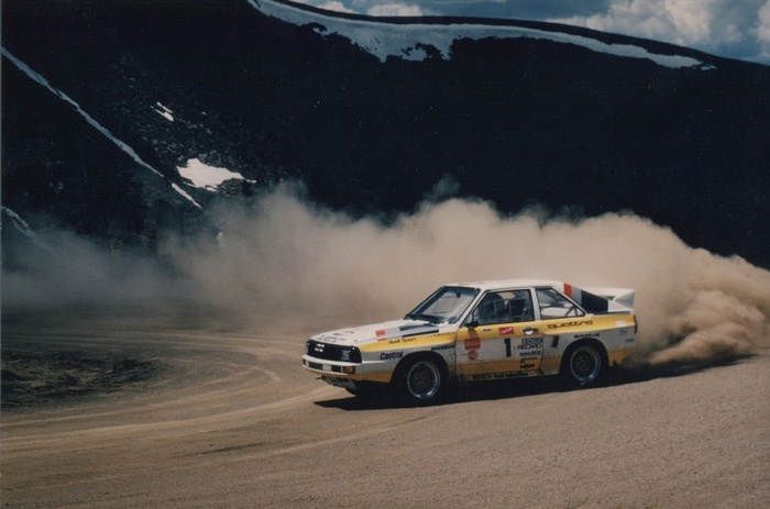 Нам Пайкс Пик запомнился вот таким — грунтовым, где машины идут в заносе, поднимая клубы пыли. На фото 1985 года — Audi Sport quattro победительницы, Мишель Мутон.