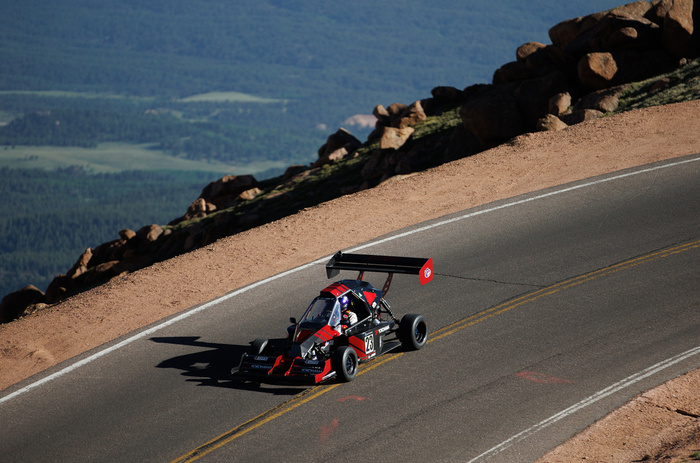 Багги Sierra Alpha изначально предназначался для гонок по грунту, но был приспособлен и для асфальта.