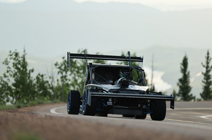 Двенадцать лет прошло между жуткой аварией и призовым финишем для Юрия Кузнецова. Гонщик из Техаса взял «бронзу» в классе Open Wheel.