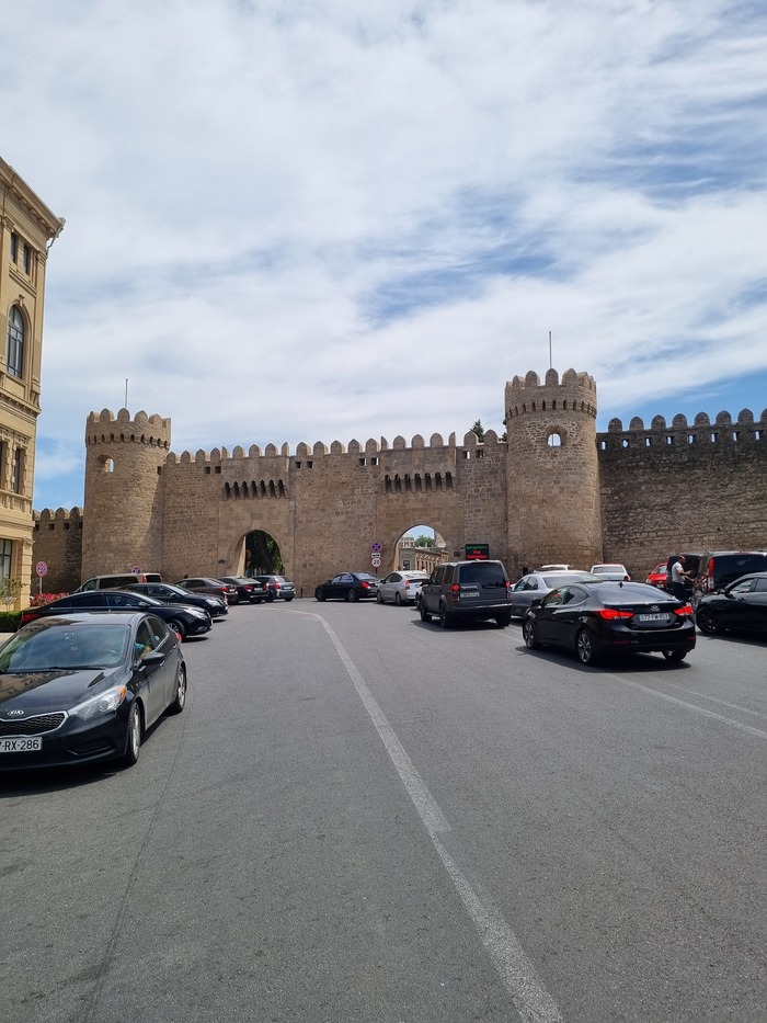 Парные ворота. В Средневековье они служили шлюзом для гостей входящих в город. За данными воротами были еще одни, а между ними находились бани , в которых были обязаны мыться все прибывающие в город, дабы не заносит в Баку болезни