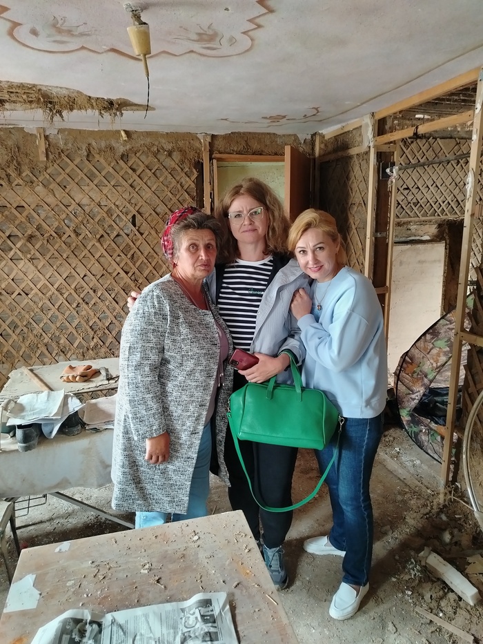 Наталья Петровна слева, Анастасия Петровна по центру и Ирина Ивановна помощник нотариуса.