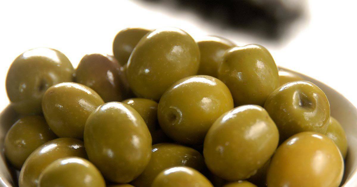 Оливки. Оливки это фрукт или овощ или ягода. Смоковницы и оливы. Сорта оливок. Оливки на белом фоне.