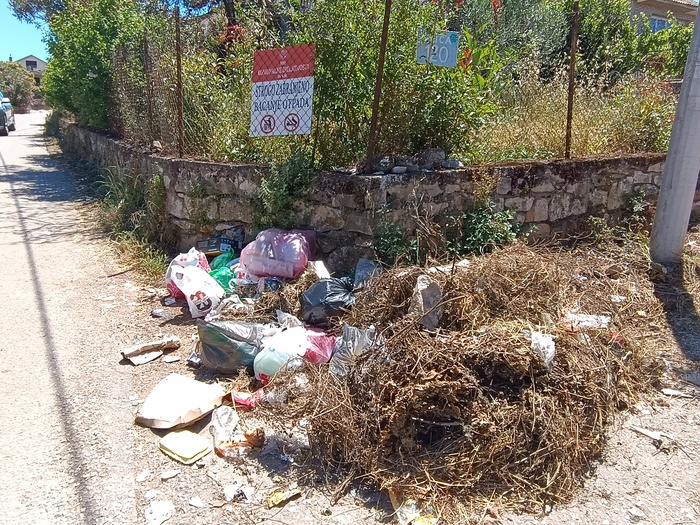 Когда со всей улицы мусор складывают именно под знаком не мусорить.