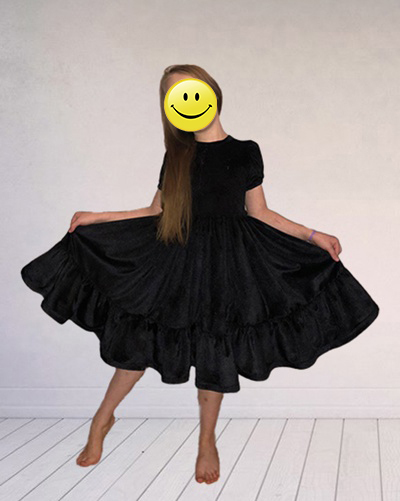 Платье из черного бархата. По лифу я сделала цветок из черных стразов.