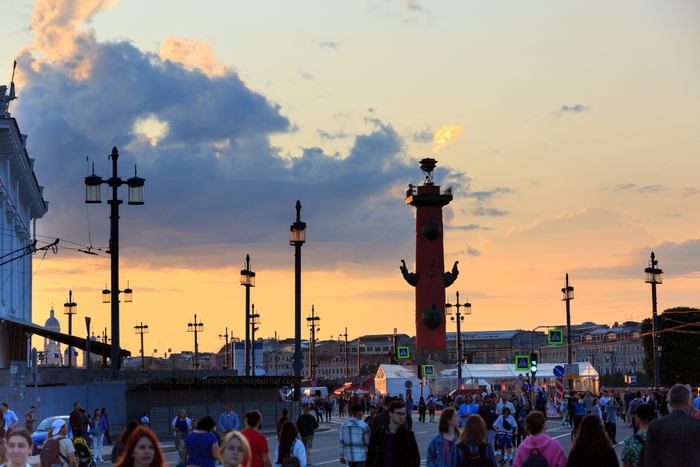 5. Народу собралось много, проезжая часть перекрыта для гуляний.