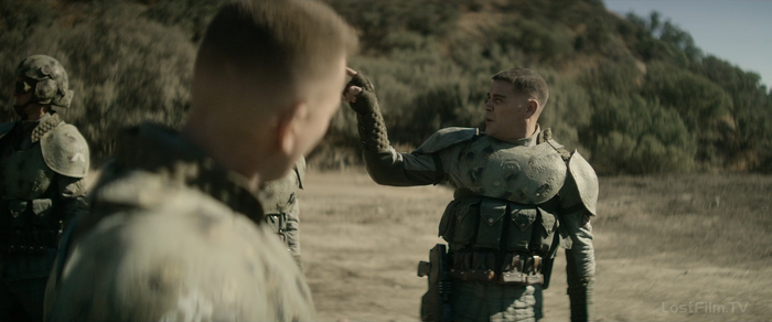 На самом деле каждый доспех тут - произведение ускусства. Узоры с намеком на королевскую семью, следы боев на ветеранах - внимание деталям уделено от души