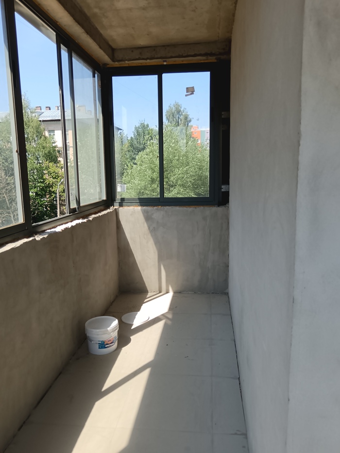 Балконы по всему периметру квартиры. Если угловая, совсем пиздец. Ширина, на прикидку, не менее 130см.