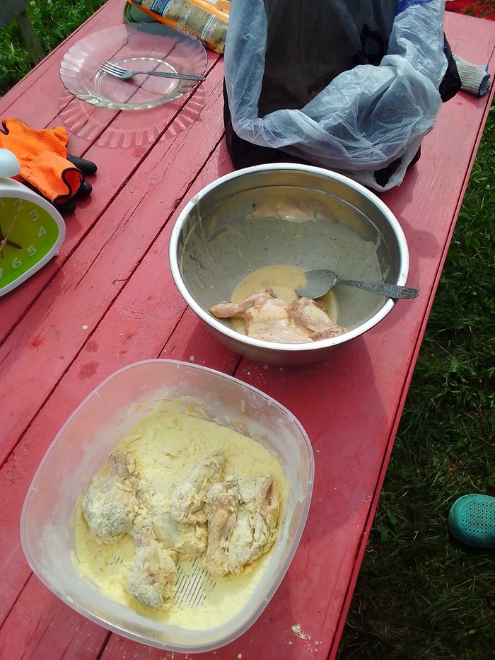 Крылья за сутки нарезал, посолил и поперчил. Кляр делал из этой же панировки, как указано на упаковке.