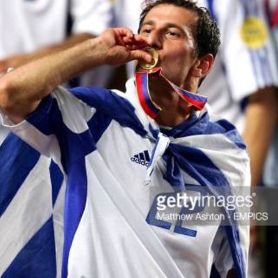 Димитрос Пападопулос с золотой медалью Евро 2004