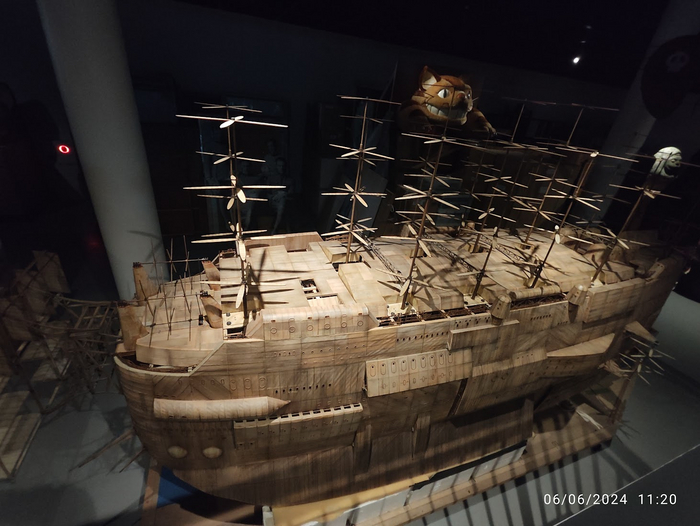 И большой склад с фигурками (большого размера)-экспонатов различных выставок.