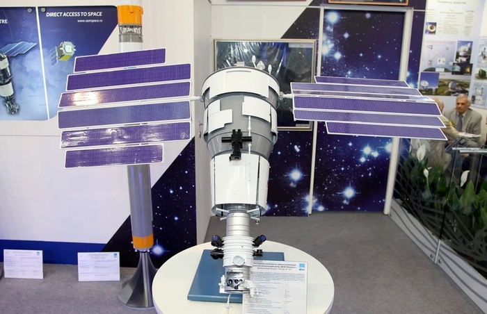 Модель космического аппарата "Ресурс-П", подобная той, который разрушился на низкой околоземной орбите 26 июня. Автор: Виталий В. Кузьмин CC BY-SA 4.0