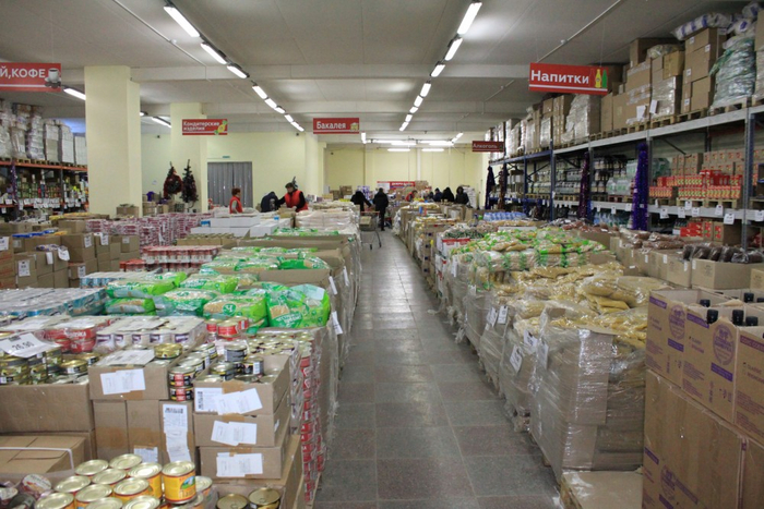 Толкучка и драка за товары в Доброцене. Вы это видите? И я - нет. А по словам комментатора - они есть!