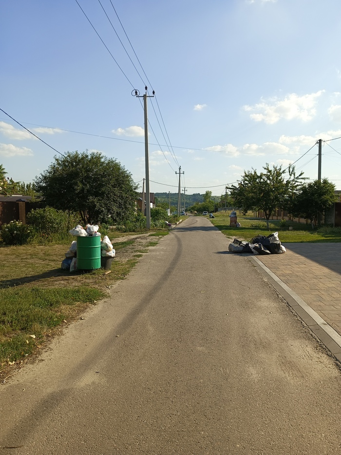 В Белгороде не вывозят мусор. Жара 35 градусов