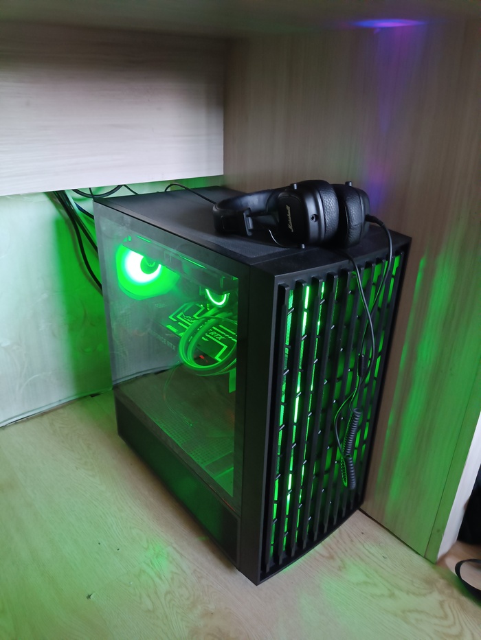 Намутил кабельменеджмент, не только в корпусе компа но и всё выходящее из него аккуратненько подвешено под столом и не болтается в ногах