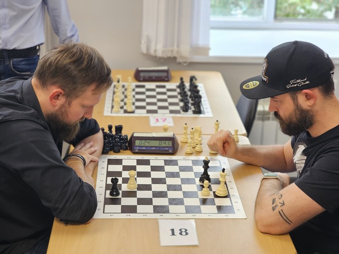 Одно из самых напряженных противостояний турнира. Все участники столпились вокруг этого стола, от напряжения дрожали стекла. Только случайный невозможный ход решил судьбу партии!