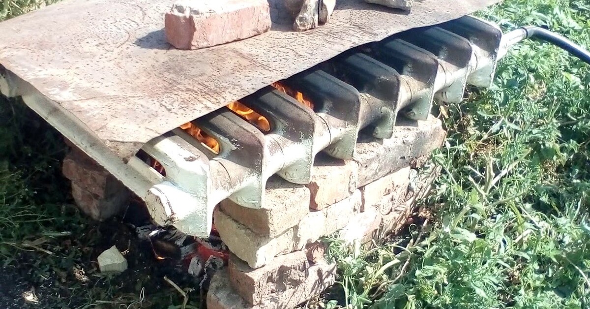 Чугунный радиатор микроволновка 1900. Теплообменник в буржуйку для отопления. Чугунная батарея в печь. Печь из чугунных батарей. Теплообменник из чугунной батареи.