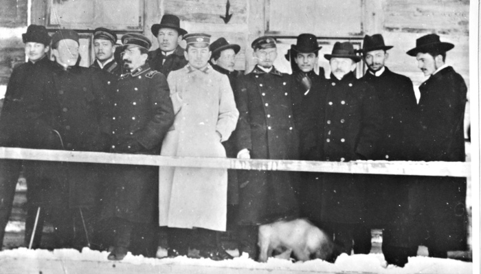 Дзержинский Ф. Э. (помечен стрелкой) среди молодёжи в санатории "Дом здоровья" студенческой "Братской помощи".