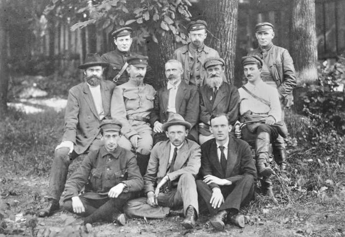 Дзержинский Ф. Э. в группе членов и сотрудников Польского ревкома.