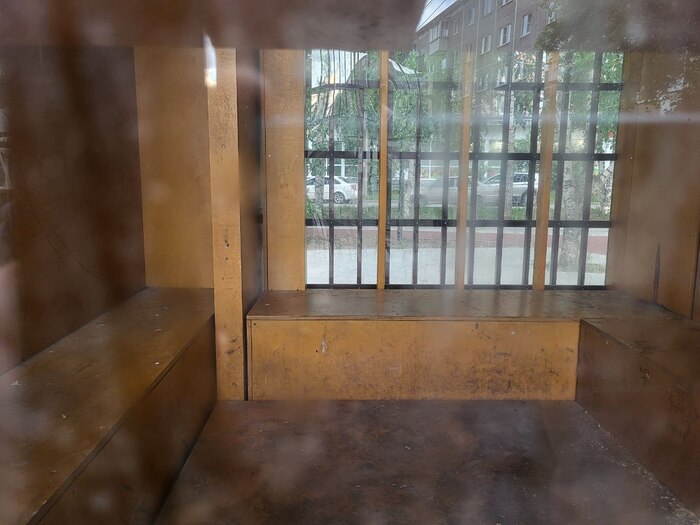 Сейчас можно только заглянуть внутрь. Местные опасаются, что любители выпить с комфортом, укрывшись от дождя и ветра, разобьют стекла и сорвут замки. Фото мое.