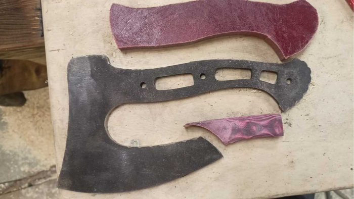 Выпилил рукояти с припуском. Снизу пробная шлифовка.