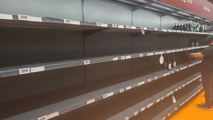 Пора бежать из Канады! Наш ликеро-водочный магазин ушел на забастовку! Такая картина во всех магазинах!