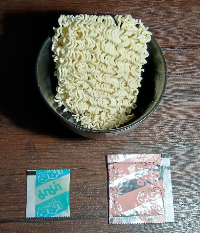 Пакет с маслом и пакет с суповой основой