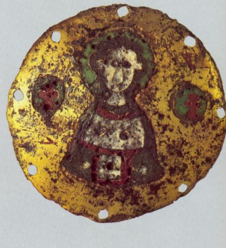 Круглая накладка с изображением неизвестного святого. Медь, тиснение, перегородчатая эмаль. Лицевая сторона накладки позолочена. Диаметр 3 см. Начало XIV B.