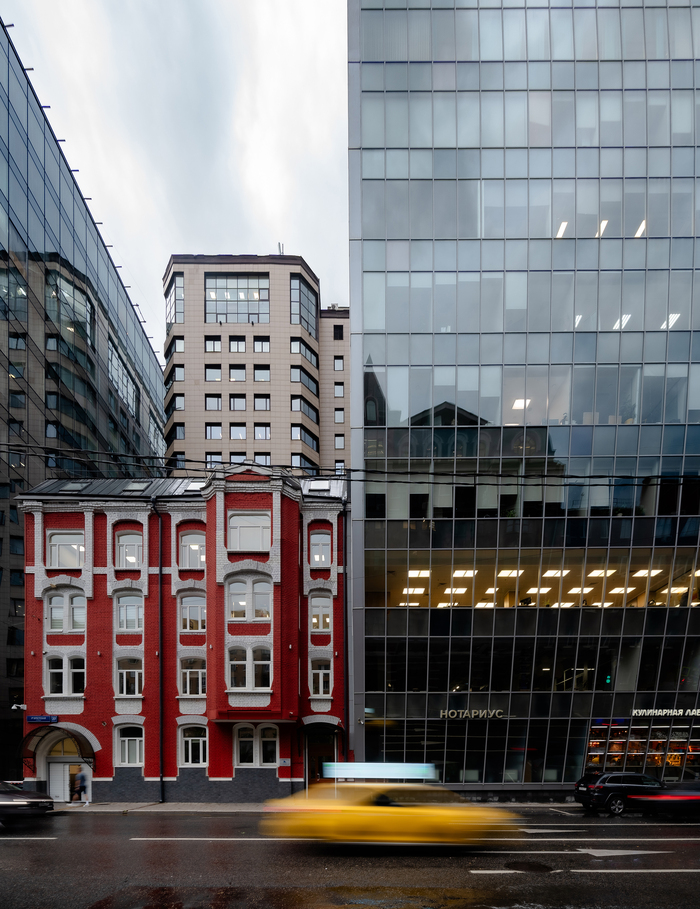 Дом 1880-х годов постройки и современные бизнес-центры. 1-я Брестская улица, Москва