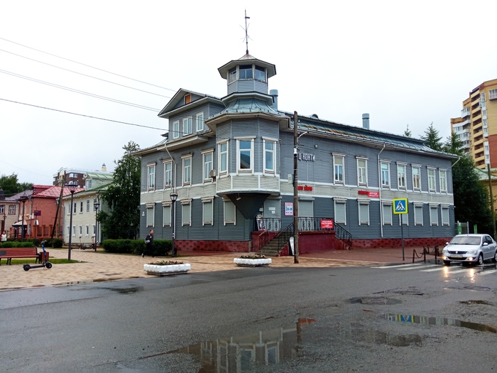Проспект Чумбарова Лучинского. Пешеходная улица с деревянными домами, собранными со всего города. Есть копии, так что если увидите еще один такой дом где то рядом, это не галлюцинации.