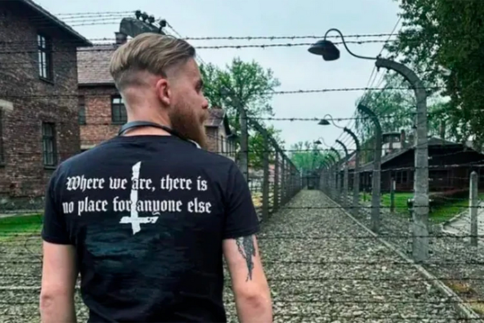 Украинский нацист разгуливал по Освенциму в футболке с цитатой Гитлера. Фото: социальные сети.