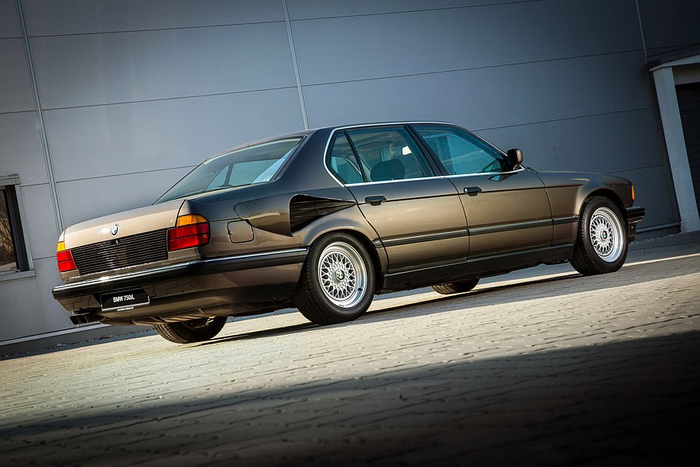 BMW 7 Series V16 (E32) �1988
