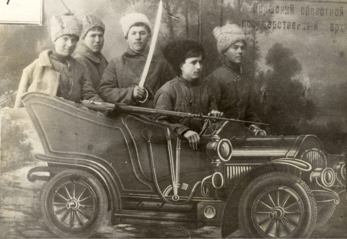 Два первых снимка Пермь, 1917-18, третий снимок место и дата неизвестны (на машине надпись "Еду с Урала", возможно также Пермь или область)