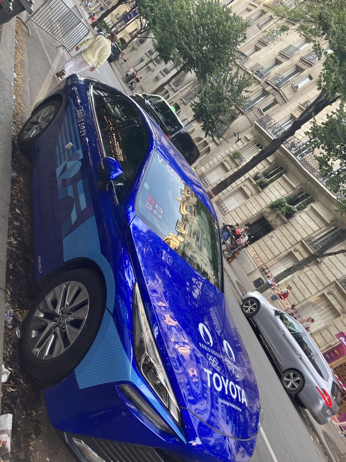 Волонтеры стоят у станций метро в основном. А машинки возле отеля