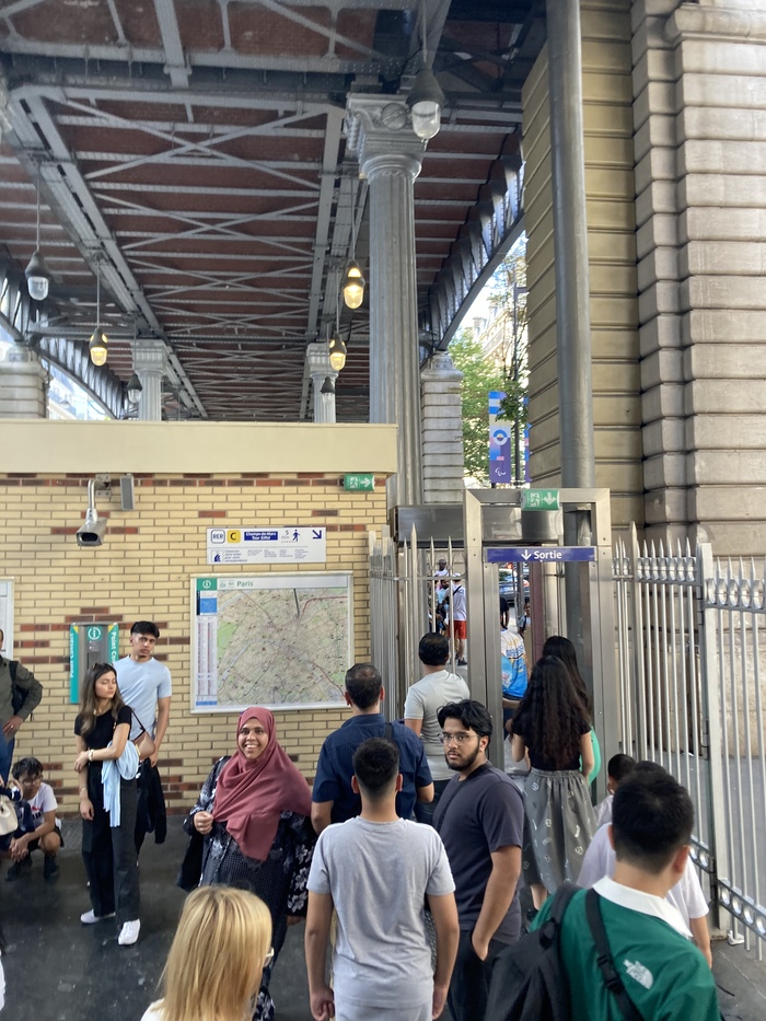 Выход из метро… блондинов мало, заборы высокие такие.