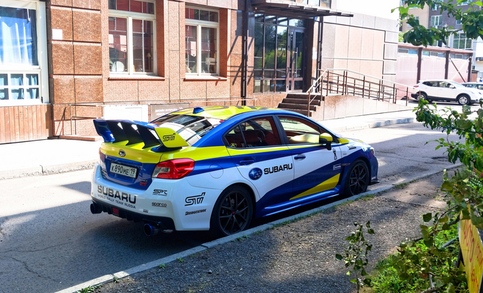 Разноцветная Subaru WRX с логотипами и надписями