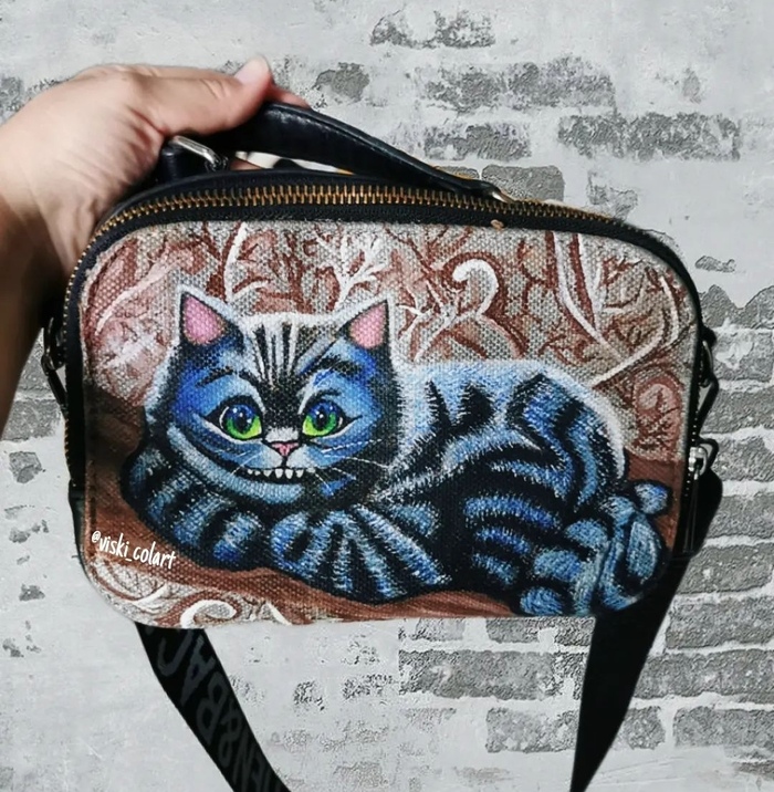 Когда я разрисовывала эту сумку, даже не думала, что так втянусь в кастом 🔥 можно сказать моя первая работа на ткани❤️