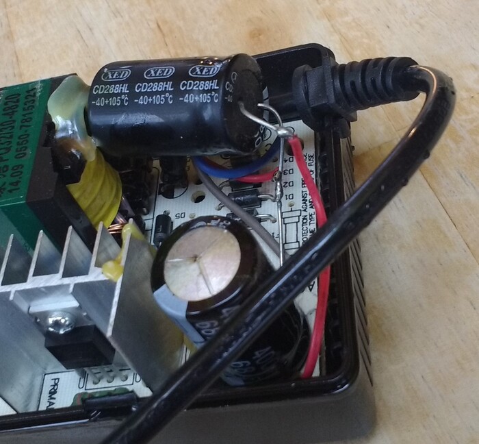 Надежный, качественный монтаж. Забыли сделать посадочное место для электролита на плате? Фигня, ща решим! А предохранитель паять не обязательно, поставим вместо него перемычку, иначе крышка не закроется.