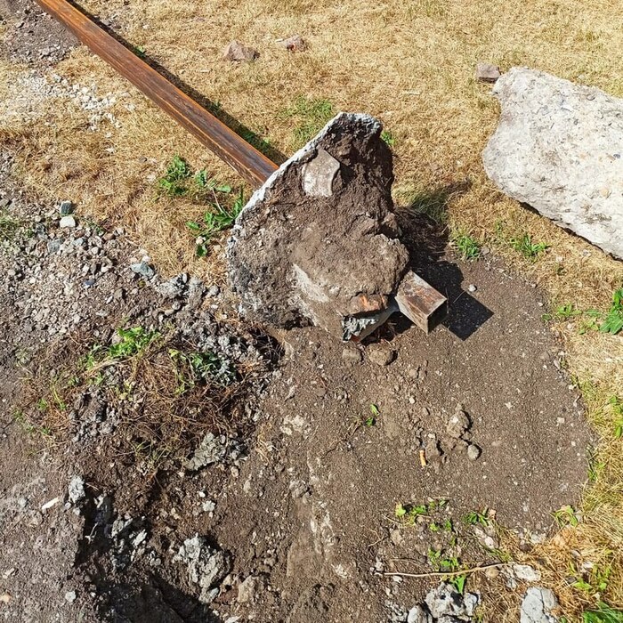 Заборные столбы лучше не бетонировать, а трамбовать с щебнем и вот почему