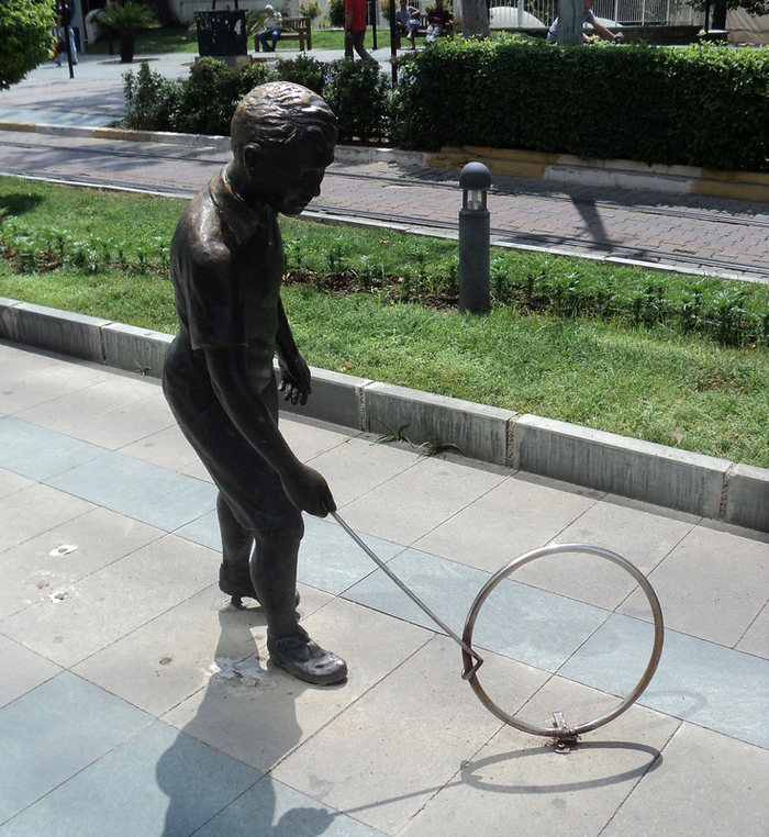 Памятник мальчику с колесом