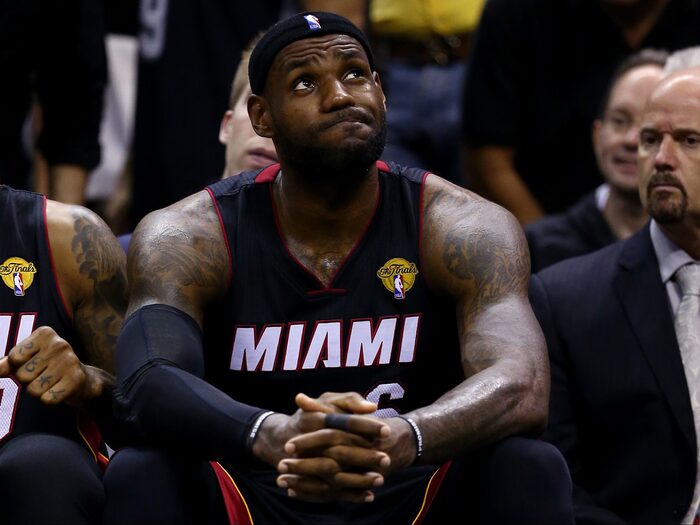 Леброн Джеймс имел рейтинг защиты 101 (на 100 владений), но проиграл награду "Защитник года" Марку Газолю, у которого был защитный рейтинг - 98