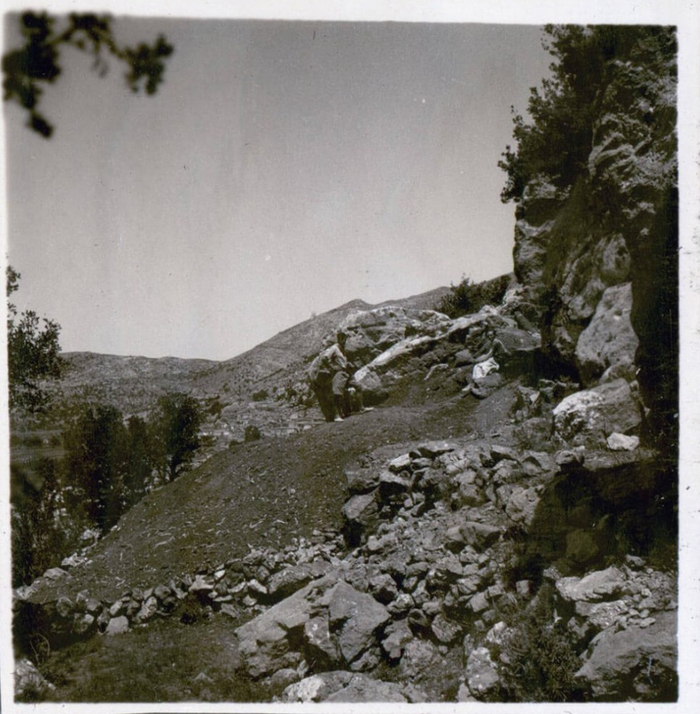 Джон и Хильда Пендлбери у пещеры Трапеза, подпись “Общий вид за пределами пещеры”, Крит (ок. 2 мая – 2 июня 1936 г.). Сама пещера Трапеза (Кронио) находится в восточной части плоскогорья Лассити, однако главной достопримечательностью плато является, конечн