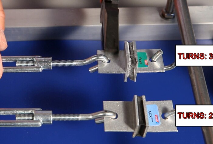 Верхняя на вспененном полиэтилене и она вот вот порвется, а нижняя на вспененном акриле